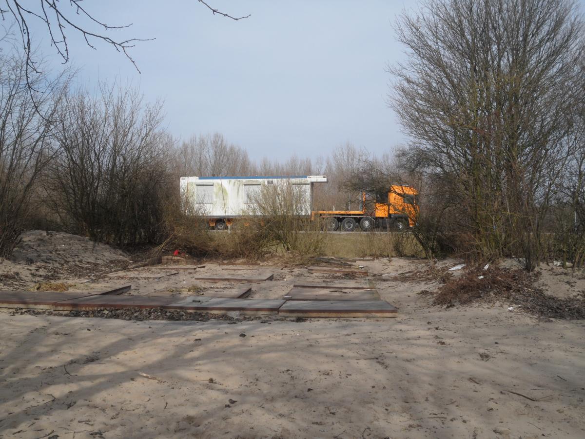 De helft van de oude post op de vrachtwagen, gezien vanaf de plek van de oude post... De helft van de oude post op de vrachtwagen, gezien vanaf de plek van de oude post...